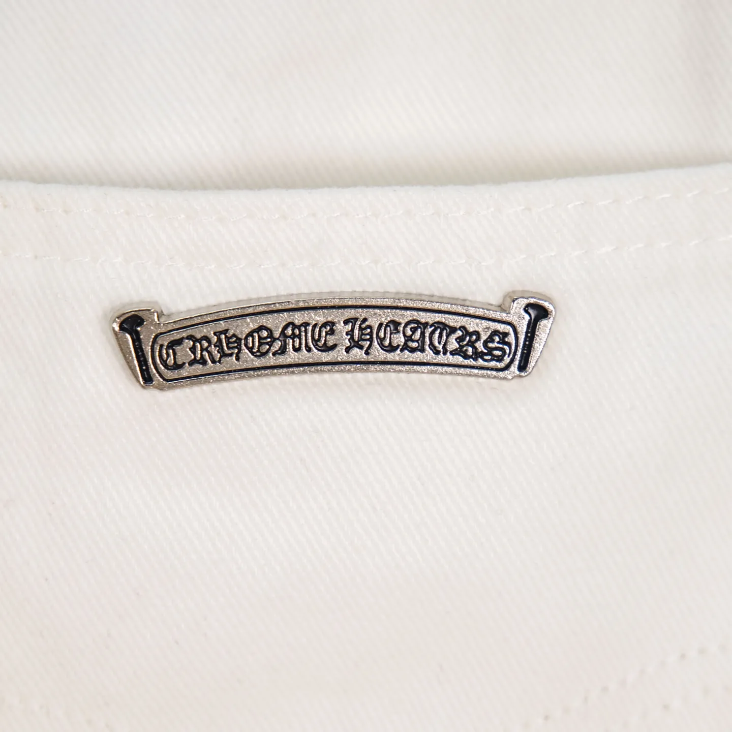 P240 Chrome Hearts & Chrome Hearts high street jeans with leopard print and vintage graffiti paintings on a white background. Chrome Hearts are the most popular pants in color. Made of beaded canvas fabric, heavy washing makes the upper body of the fabric more textured and the pants are tall and straight! The three-dimensional cutting of the whole trousers is a masterpiece! The hardware is customized by zp. The beaded canvas fabric is thick and soft after being washed. It has good breathability. Customized small leather label. Unique design. The details are simple and elegant, and the workmanship is exquisite. The whole trousers are neatly routed and the details are in place! Trendy people have been disappointed. From the quality selection of fabrics, the tailoring of details, and the matching of patterns, everything is impeccable! The upper body is so handsome when worn...it can be easily worn by men, women and children! The craftsmanship is made of heavy-duty washed pure cotton denim fabric. After washing, it is soft and thick. It is very stylish when worn on the body. Style number: 1782# Color: white Size: 28 30 32 34 (S-XL)